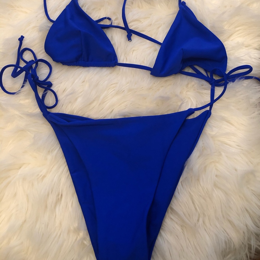 Blue bikini - Picture 2 of 3